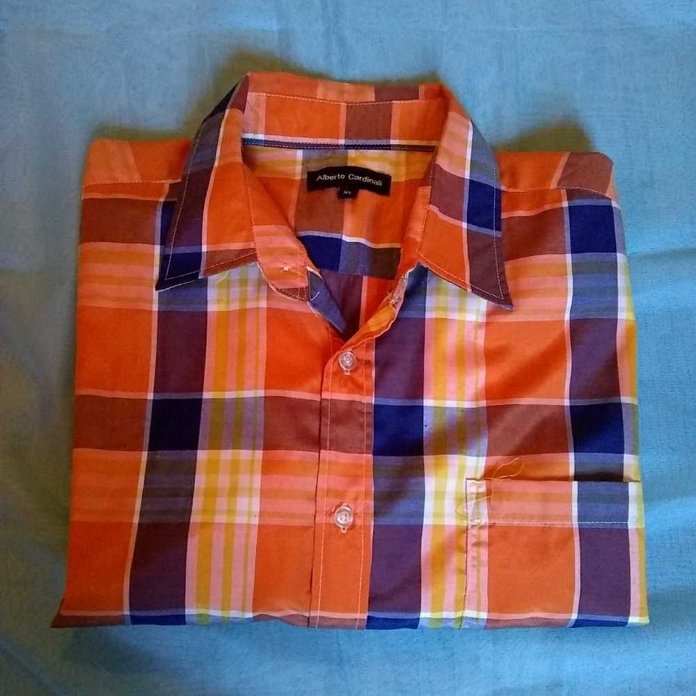 Button down shirt 💯 - Picture 2 of 4
